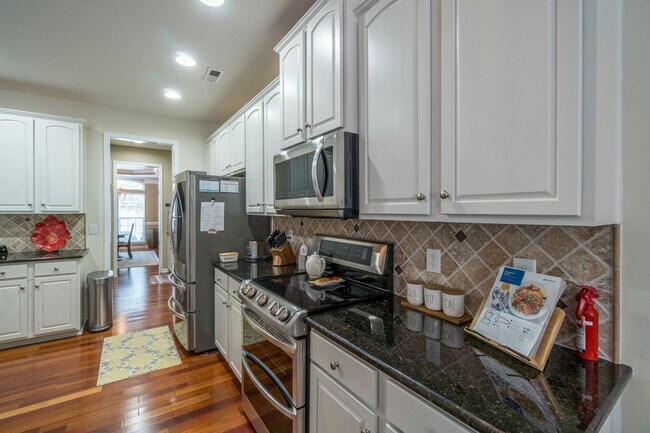 Building Photo - Luxury Golf Course Town Home with Master Suite on Main Level