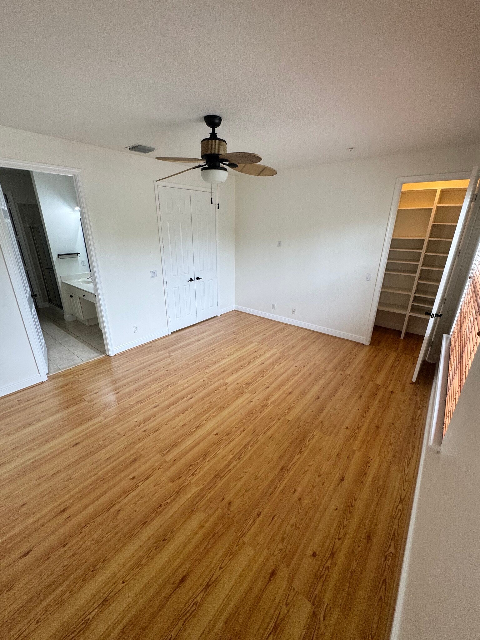 Master bedroom - 898 University Blvd