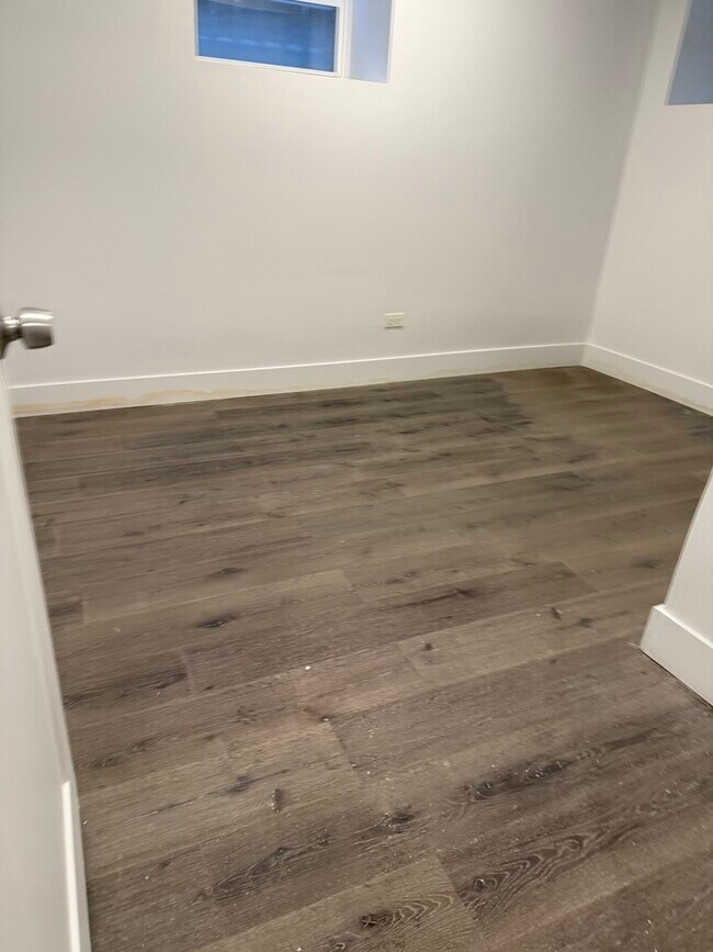 Building Photo - 3329 W Van Buren St