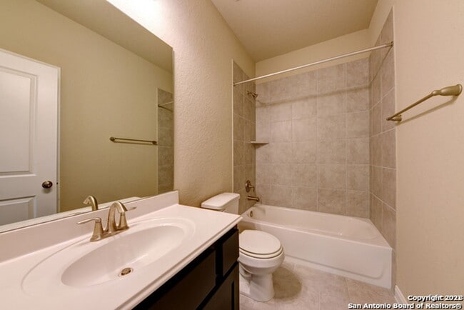Building Photo - 3 Bed 2.5 Bath
