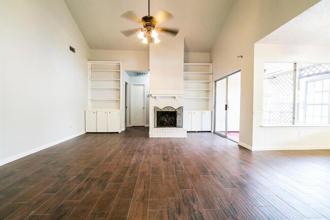 Primary Photo - 10746 Lakewood Oaks Dr