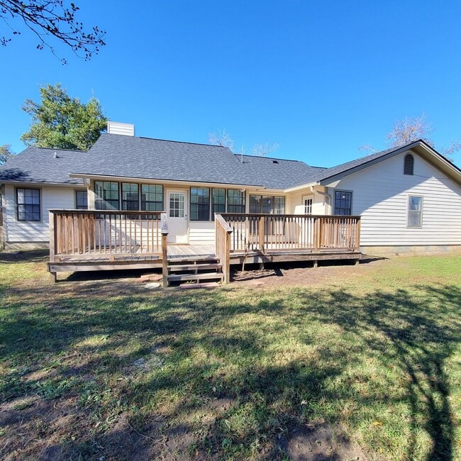 Building Photo - Charming Southern Comfort: A Home to Make Memories in Valdosta, Georgia