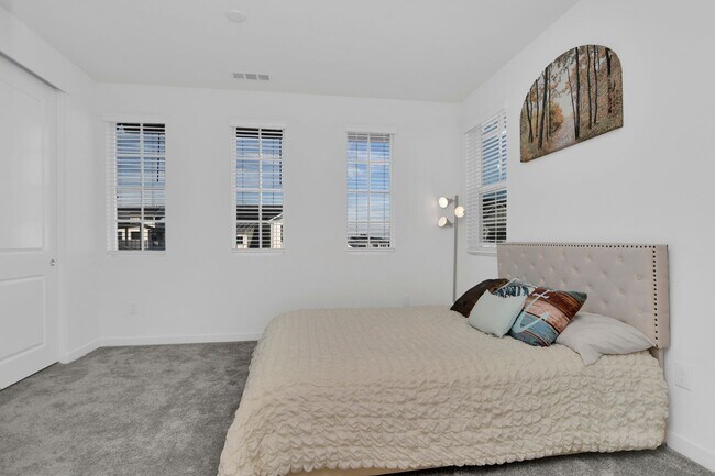 Building Photo - Waterfront Beauty