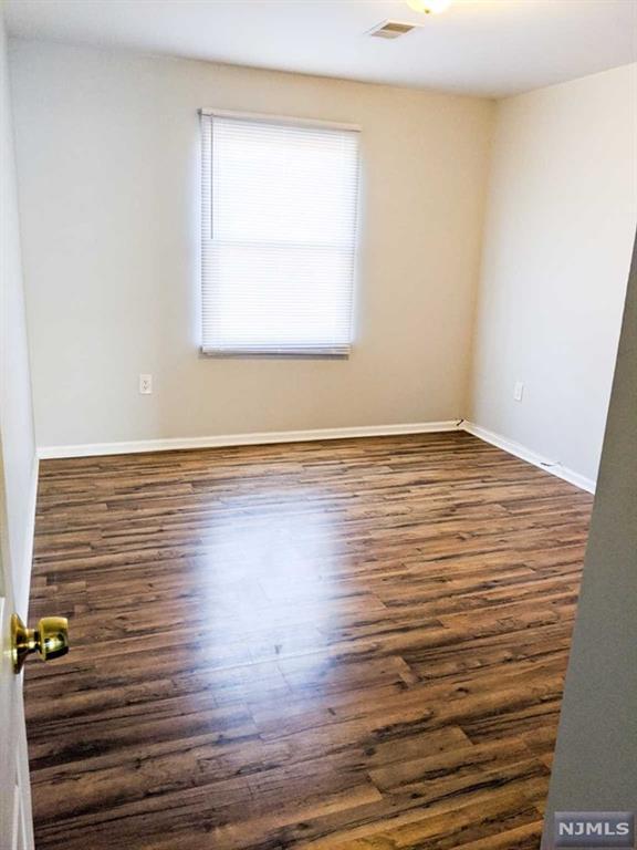 Building Photo - 10 Elm Ct