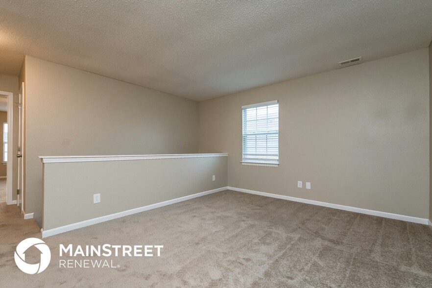 Building Photo - 4549 Connaught Dr E