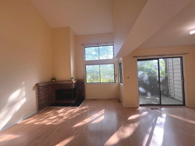 Building Photo - 823 Gladstone Dr