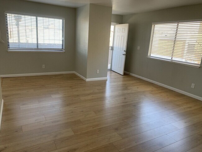 Building Photo - Updated Unit with Vinyl Floors & Stainless...