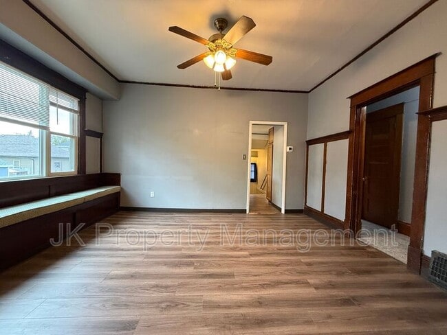 Building Photo - 609 6th Ave N