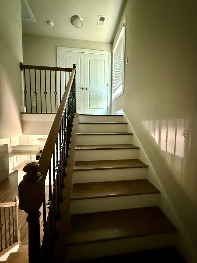 Building Photo - 2 Bed / 2.5 Bath near Lake Lanier