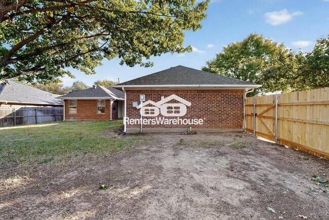 Building Photo - Completely Refreshed NRH Home Move IN Ready.