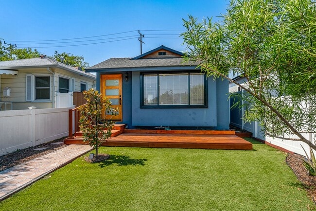 Building Photo - Move-in ready Magnolia Park gem — modern f...