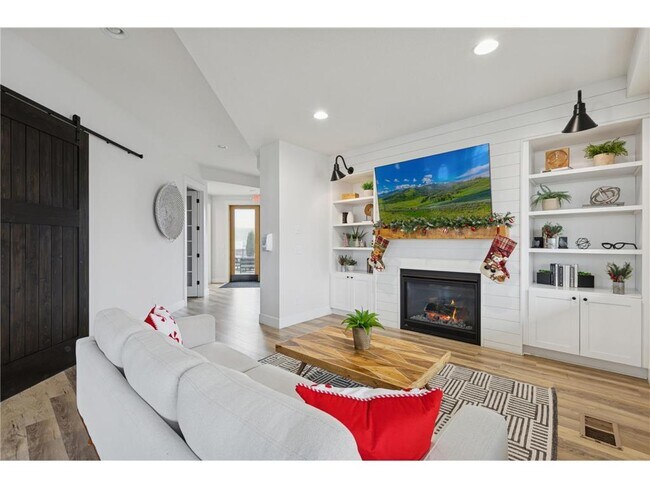 Building Photo - 8689 Deerwood Ln N