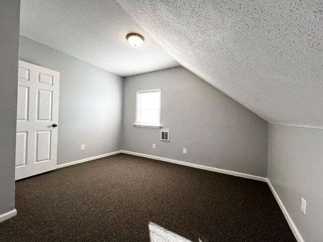 Building Photo - 204 S Main St