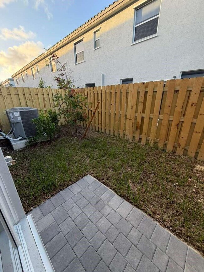 Building Photo - 1136 Ter