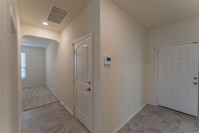 Building Photo - Elegantly Spacious 3-Bed, 2-Bath Home in Round Rock