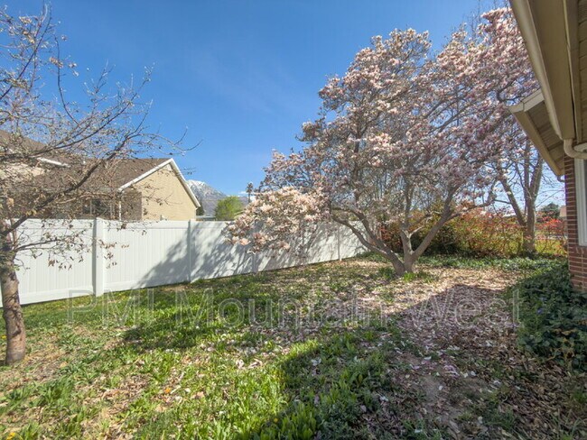 Building Photo - 872 N Main St