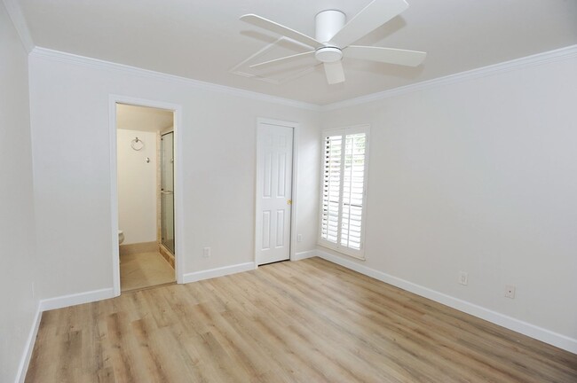 Building Photo - 3 Bedroom Townhouse - $2800/mo - ANNUAL RE...