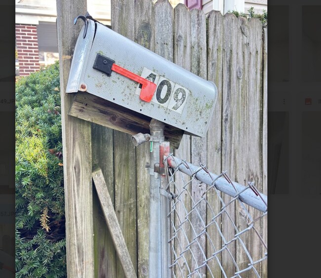 Building Photo - 409 E Washington Ave