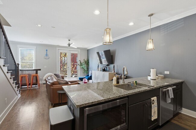 Building Photo - Wedgewood Houston Townhome