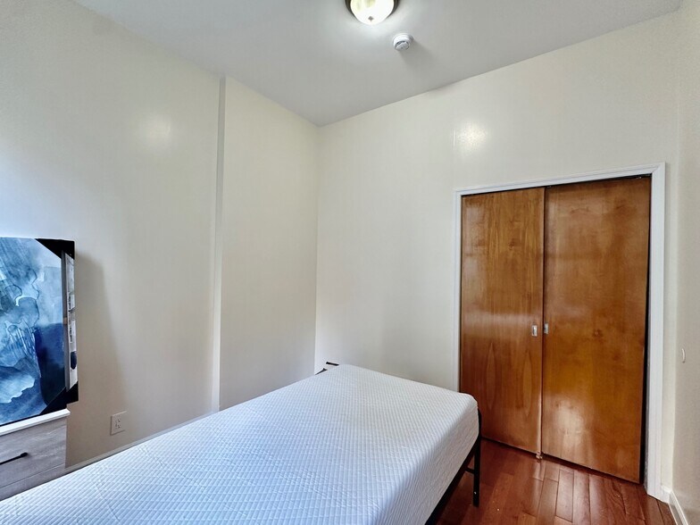 Building Photo - 309 W 111th St