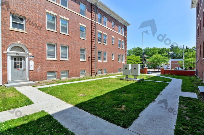 Building Photo - 1008 Main St