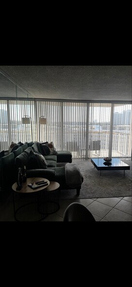 Building Photo - 18011 Biscayne Blvd