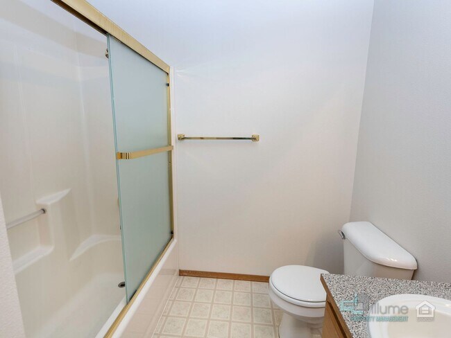 Building Photo - Stunning 3 bedroom 2.5 bathroom Home