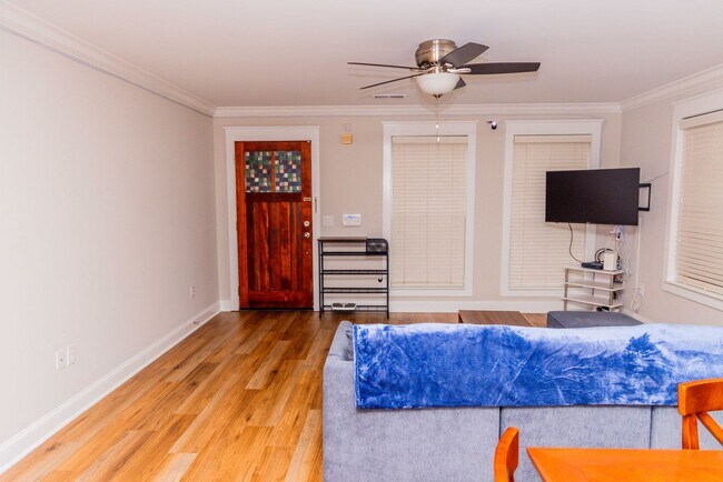 Building Photo - 2 Bedroom/ 2 bath - entry level END UNIT with side balcony & upgraded kitchen and bathrooms- only...