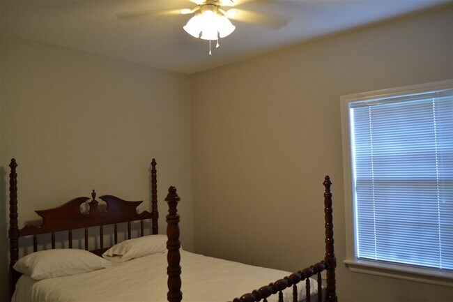 Building Photo - 109 Stratford Dr