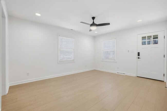 Building Photo - Beautifully Renovated 3-Bedroom with Fence...