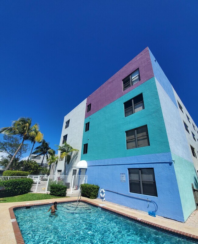 Building Photo - 105 S Riverside Dr