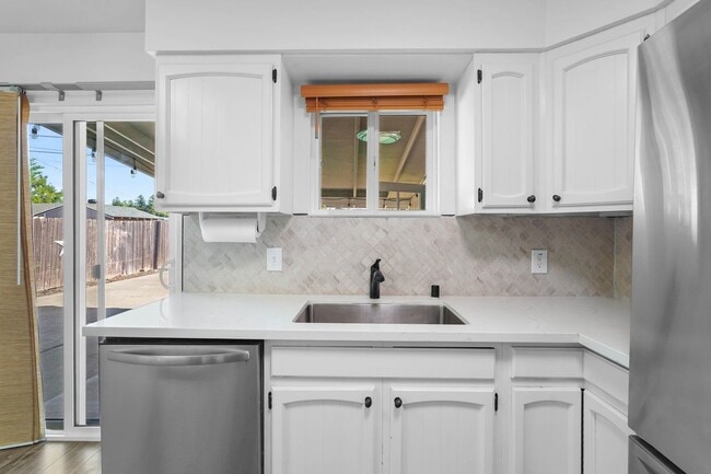 Building Photo - Beautiful Vacaville Home Near Parks, Schools & Shopping