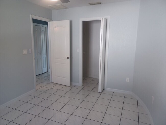 Building Photo - 4416 SW 24th Ave