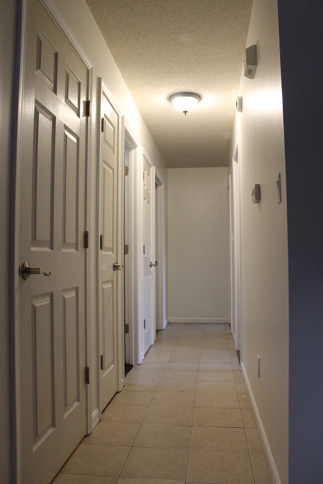 Building Photo - 15404 E 2nd St S