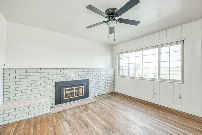 Building Photo - Adorable 3 BR 1 BA Home In A Well Desired Clovis Neighborhood - **SPECIAL-HALF OFF SECOND MONTH R...