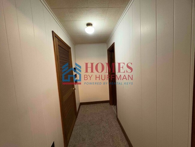 Building Photo - Three Bedroom | Two Bath | Detached Garage