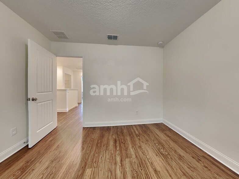 Building Photo - 3120 Creek Village Ln