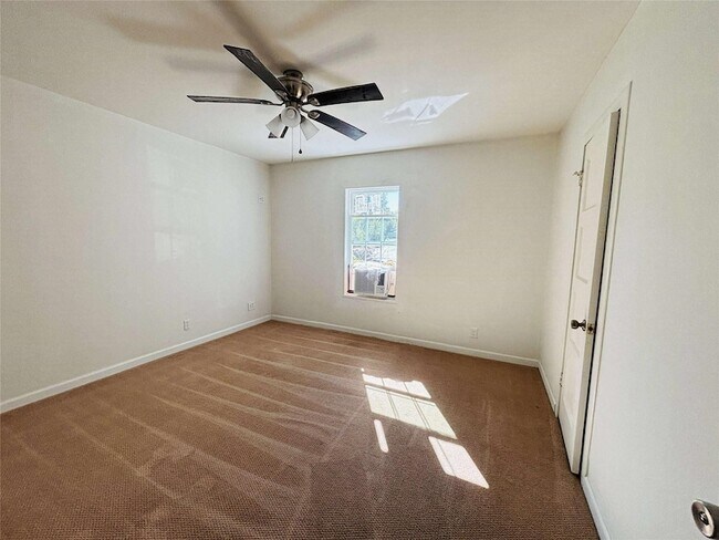 Building Photo - 2762 Beverly Hills Dr