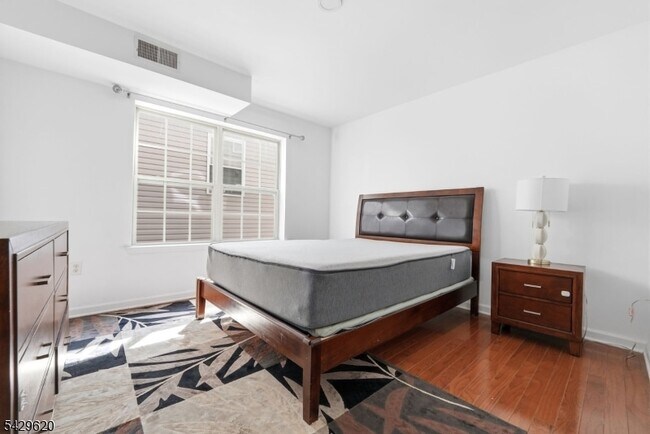 Building Photo - 594-596 Jefferson Avenue Unit 104