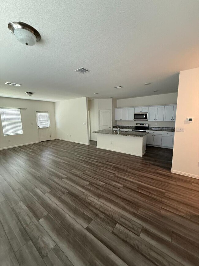 Building Photo - 401 Wren Ln