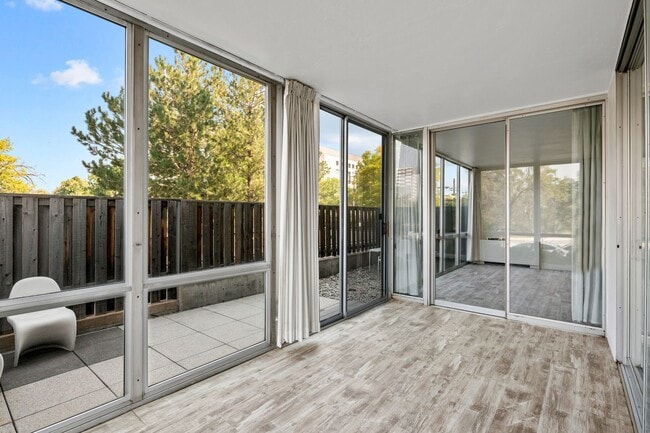 Building Photo - Beautifully renovated condo in the Cherry Creek Area!