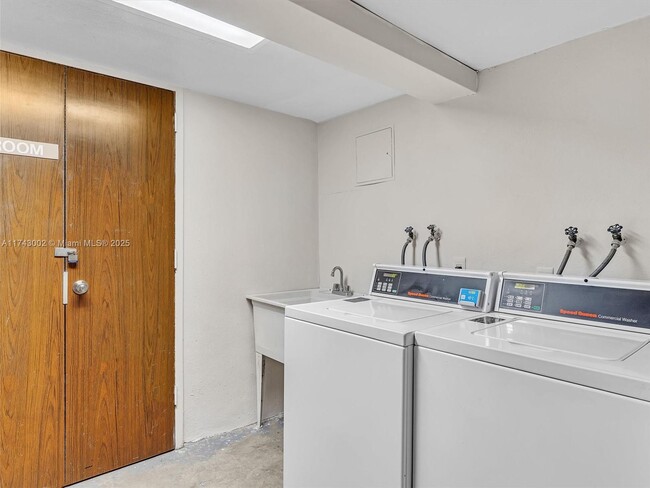 Building Photo - 2899 Collins Ave
