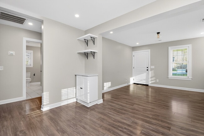 Building Photo - 4044 Dinglewood Ave