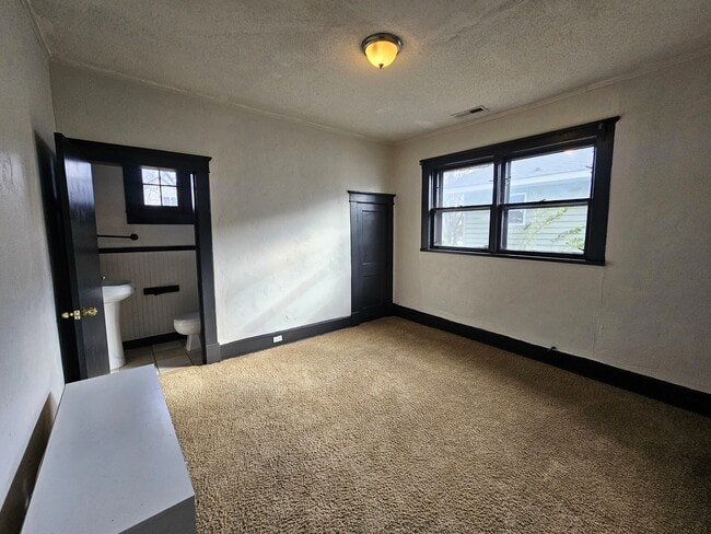 Building Photo - 1909 Bennett Ave