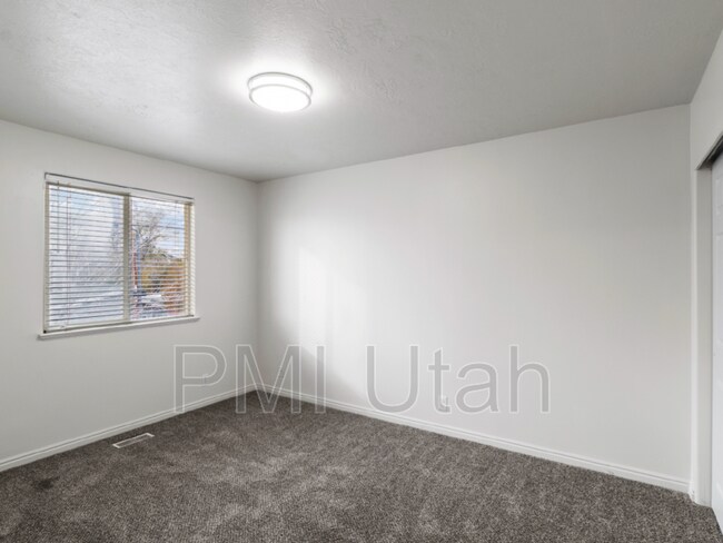 Building Photo - 3211 S 945 E