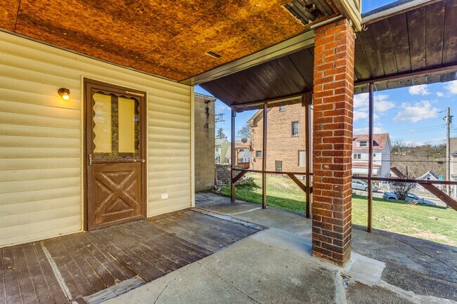 Building Photo - Updated House for Rent in Carrick!