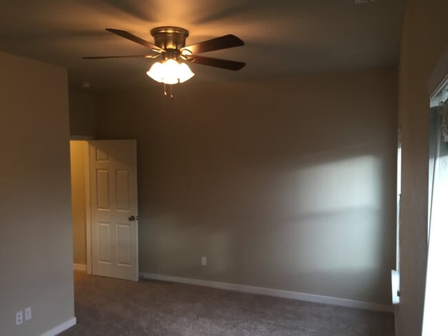 Building Photo - 728 Edgewood Pl