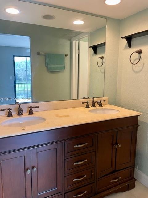 Building Photo - 613 N University Dr