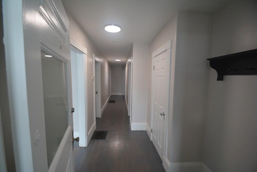 Building Photo - 31 Claybourne St