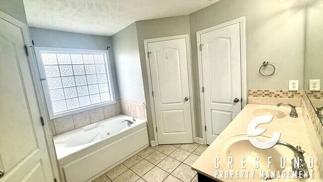 Building Photo - 4BR 2.5 Bath with Screened Porch and priva...